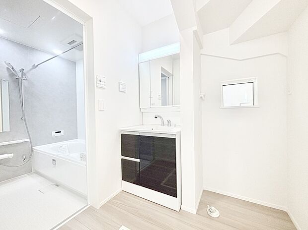 身支度もスムーズにおこなえる脱衣場。