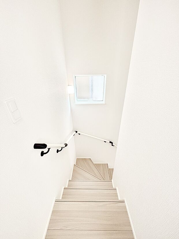 安全性を考慮し階段には手すりを設置しています