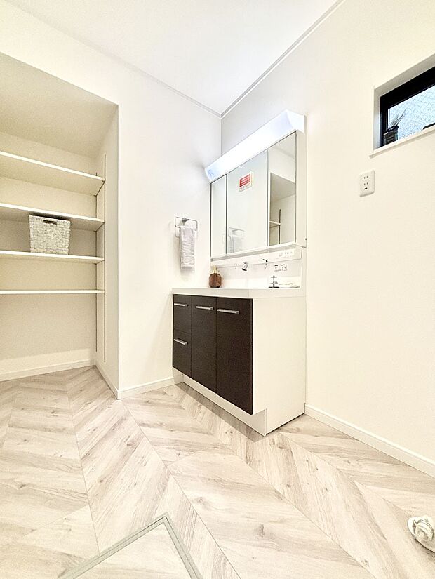 明るい洗面所は毎朝の身支度も楽しくできちゃいそうです。