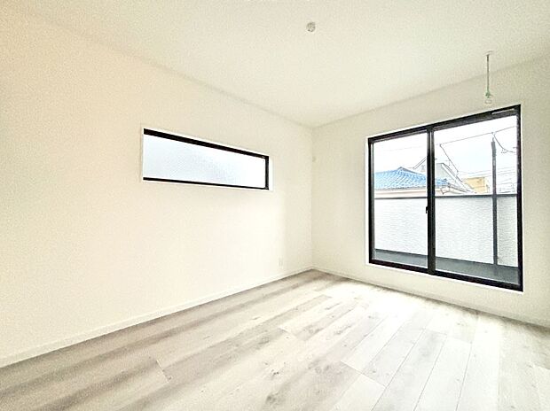 明るいバルコニーサイドに洋室を設置。目覚めの良い寝室に。 