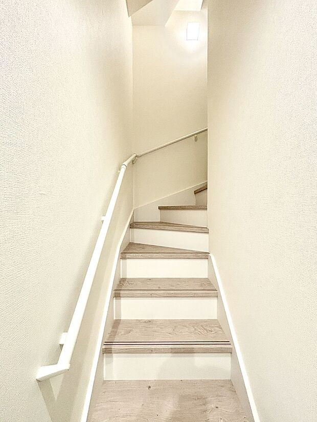 安全性を考慮し階段には手すりを設置しています