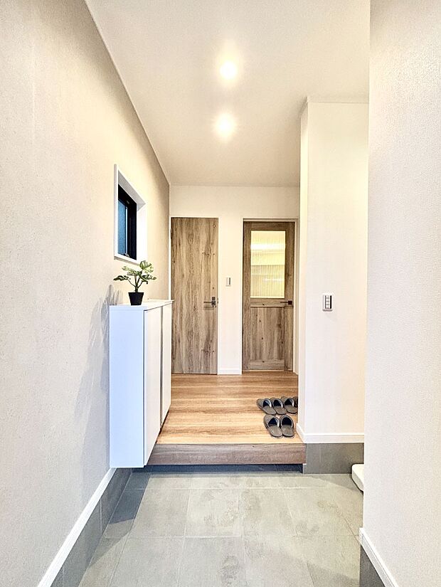 家族の帰宅やお客様をあたたかく迎える玄関  