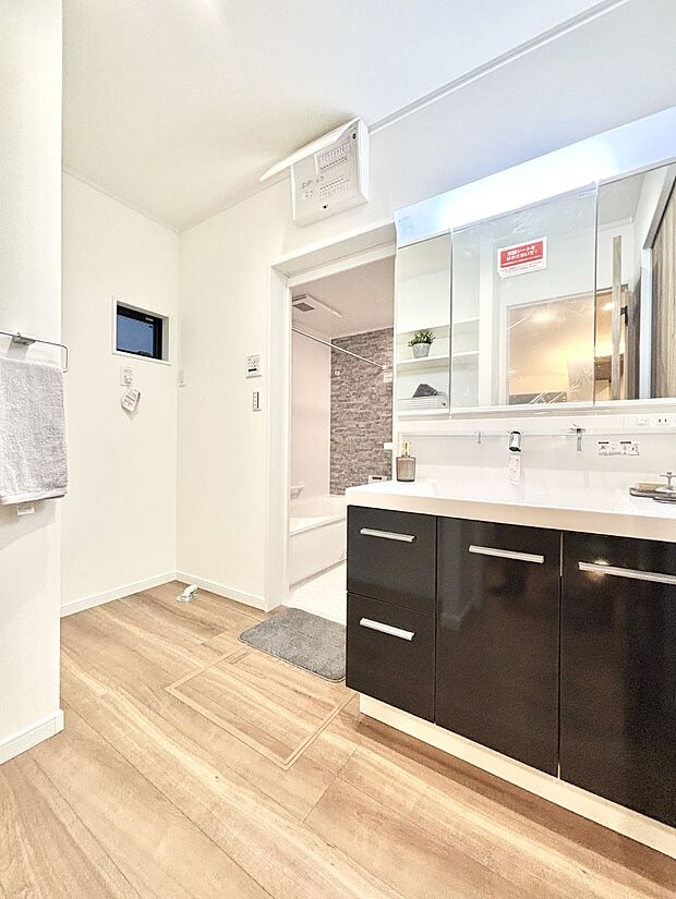 明るい洗面所は毎朝の身支度も楽しくできちゃいそうです。