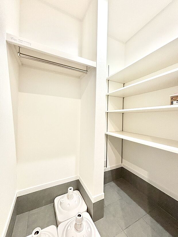 シューズインクローク付き！雨具やベビーカーも置けます。 