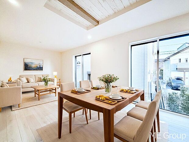 ご家族の賑やかな話し声で包まれる明るいリビング  ※家具はCGです  