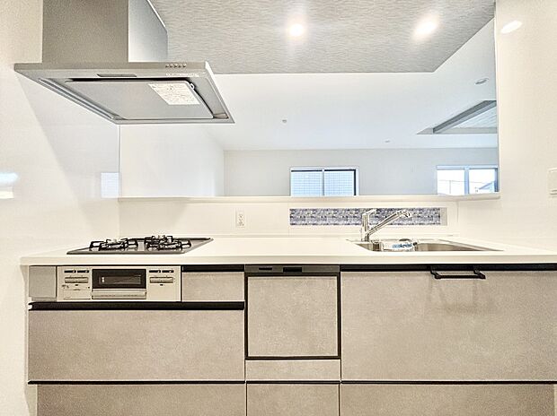 リビングを見渡せる人気のカウンターキッチン。 家族を見守りながら家事をすることができます。