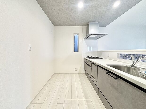 ポップアップ天井が素敵なキッチン！窓があるので採光もとれ換気にも役立ちます。