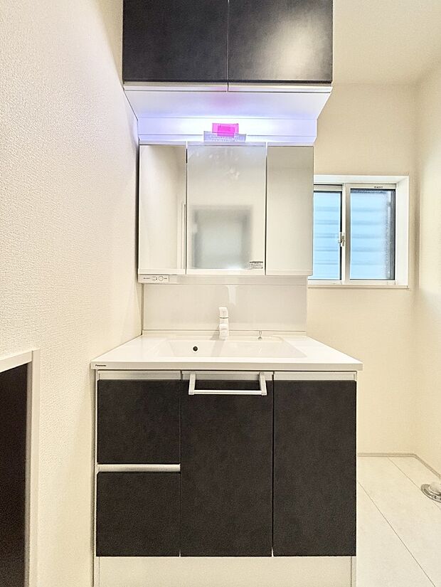 大きく見やすい三面鏡で清潔感ある洗面台は、身だしなみチェックや肌のお手入れにおすすめです。 