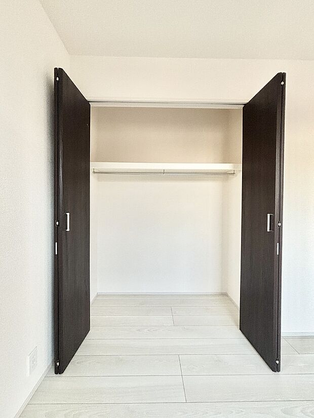 洋室のクローゼット。奥行きがあるので厚手の衣類もすっきり収まります。