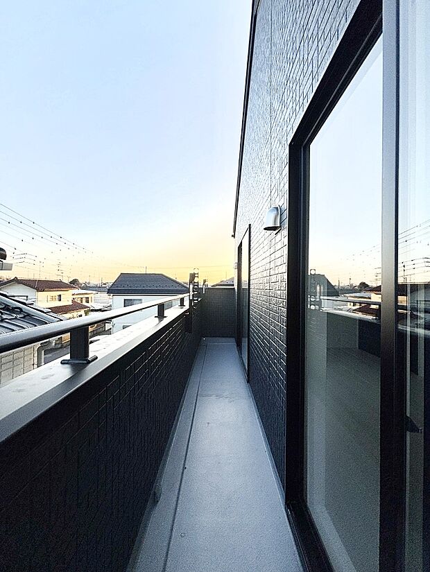 暖かな陽光が降り注ぐバルコニー。爽やかな風も心地よいです。