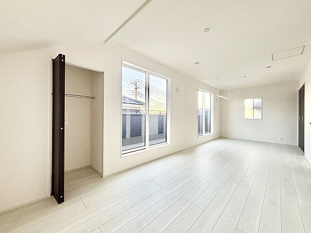 バルコニーが開放感をプラスしてくれる洋室