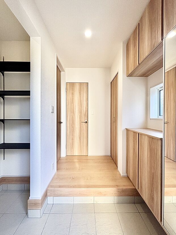 明るい玄関はお客様をお出迎えするのにぴったりです！ 