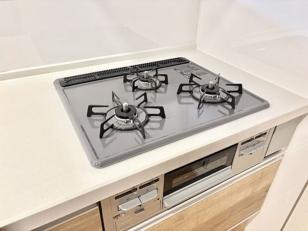 ガスコンロはＳｉセンサー搭載。火力調節や焦げ付き・消し忘れも防いでくれます。