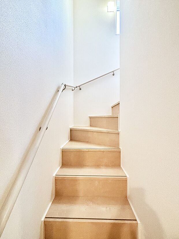 安全性を考慮し階段には手すりを設置しています