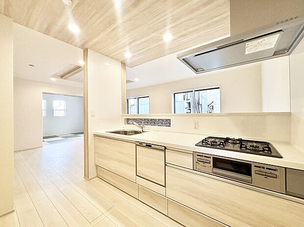 リビングを見渡せる人気のカウンターキッチン。 家族を見守りながら家事をすることができます。