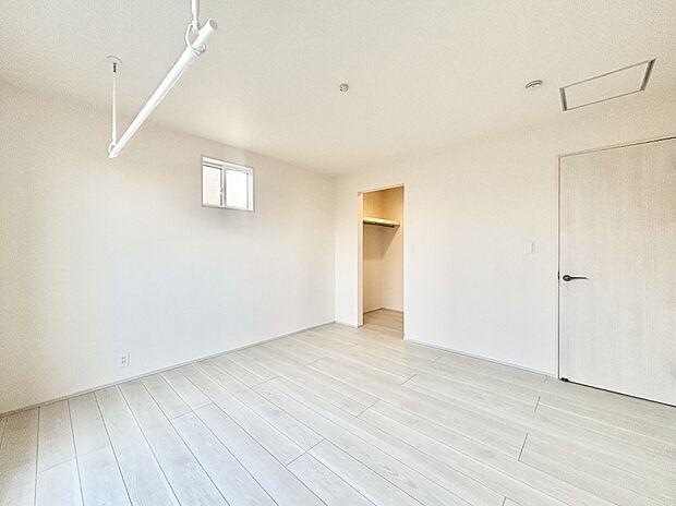 ウォークインクローゼットがあるお部屋。季節ごとの入れ替えも不要で便利です！