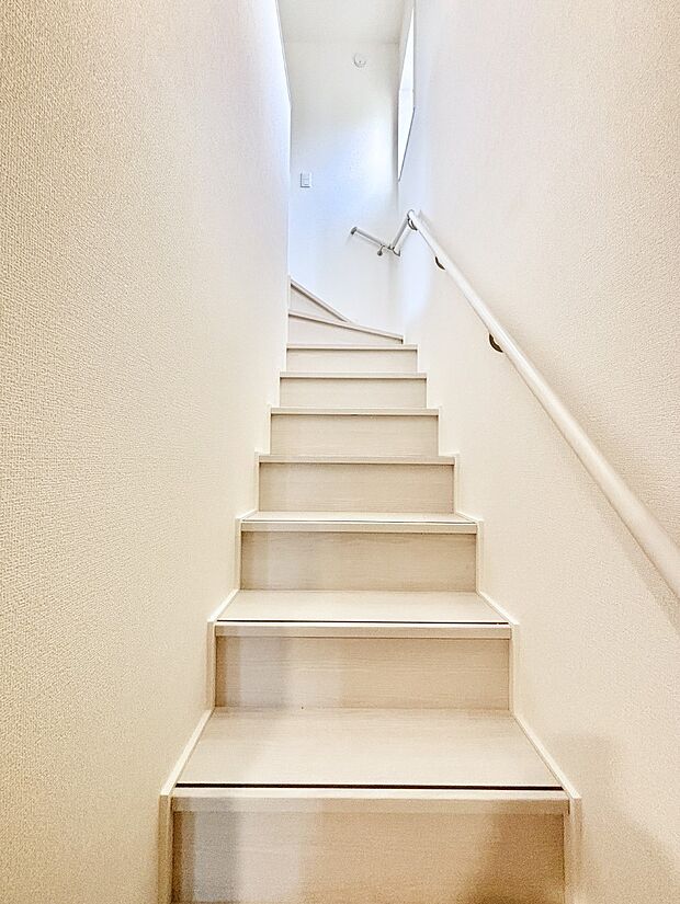 階段は手すり付きなので小さなお子さまやご高齢の方も安心です