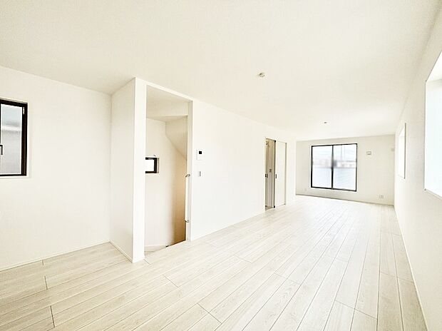 明るい2階リビング!外からの視線をシャットアウトして家族のプライバシーを守ります