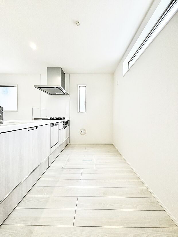 爽やかな風が通り抜けるキッチン。窓があるので明るく換気にも役立ちます。