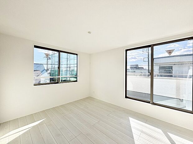 窓からのやさしい光が心地よいプライベートルーム