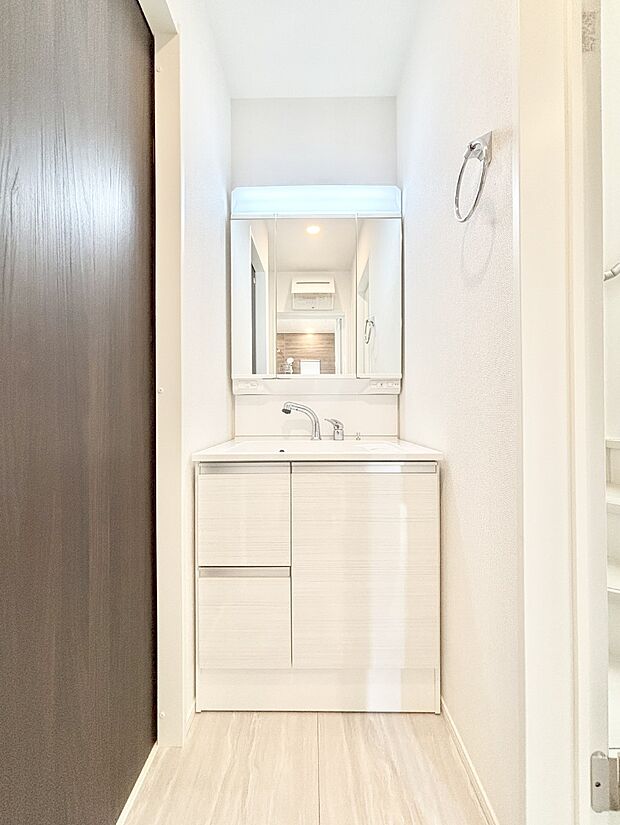 大きく見やすい三面鏡で清潔感ある洗面台は、身だしなみチェックや肌のお手入れにおすすめです。 