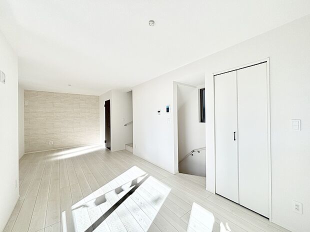 家族の笑顔が自然と生まれてくる、そんな雰囲気のダイニングに仕上がっています。