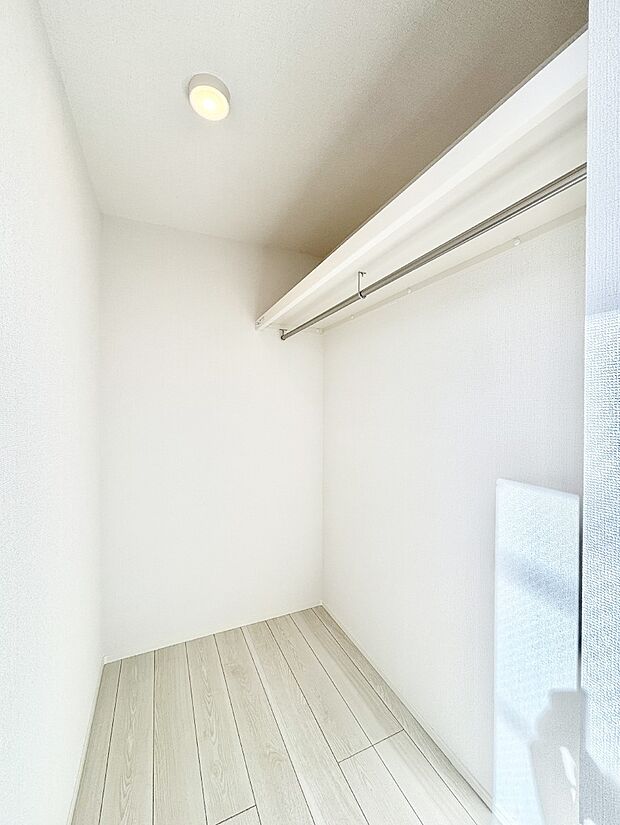 ウォークインクローゼット付きで生活空間を広く利用できます。