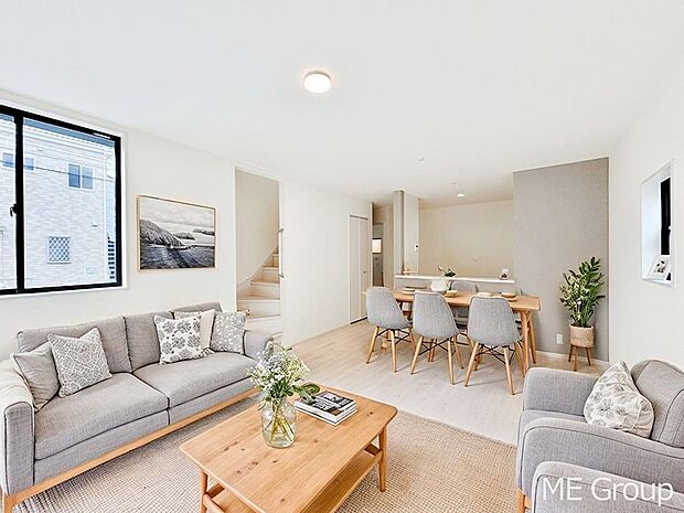 ご家族の賑やかな話し声で包まれる明るいリビング ※家具はCGです