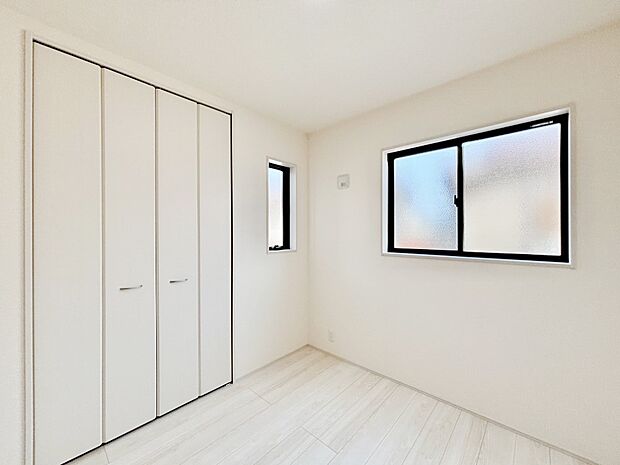 やさしい光がさしこむ居室はしっかり収納付き