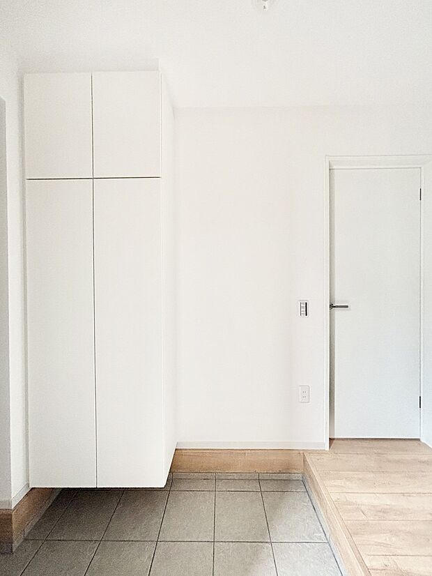 散らかりがちな玄関もスッキリの玄関収納付