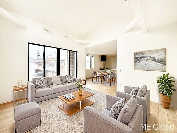 プライバシーも守れる2階リビングは明るく開放感たっぷり! ※家具はCGです