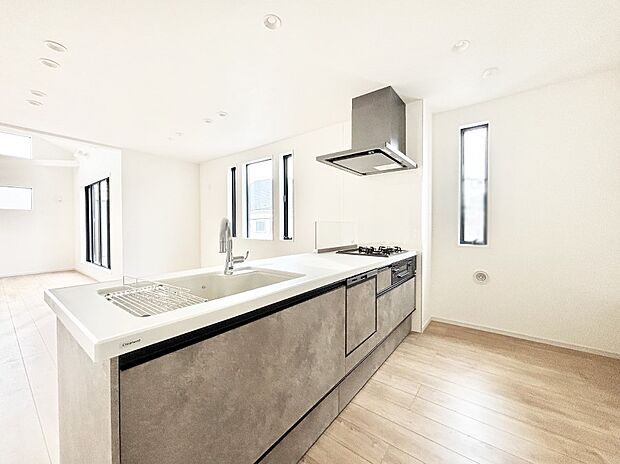 カウンター越しに楽しいおしゃべり。いつものお料理がもっと美味しくなりそうですね。