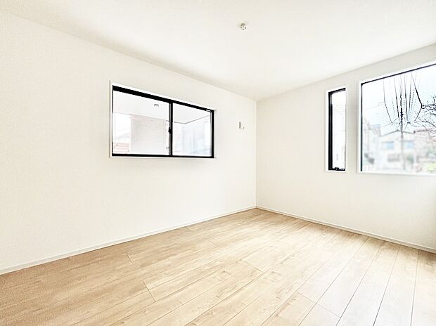 2面採光で気持ちよく自然光が取り入れられるのでお子様のお部屋にもピッタリ