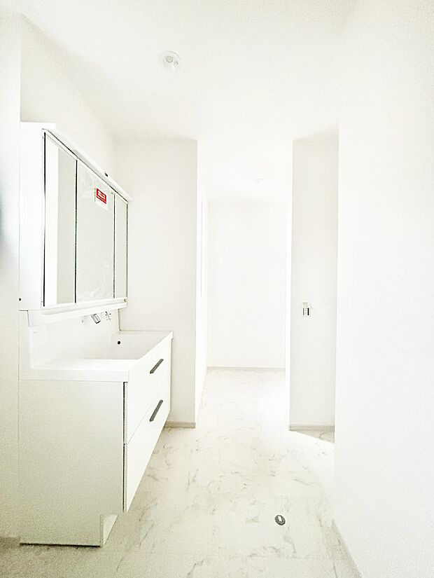 広々としたランドリースペースで忙しい朝の身支度やお洗濯もスムーズに!