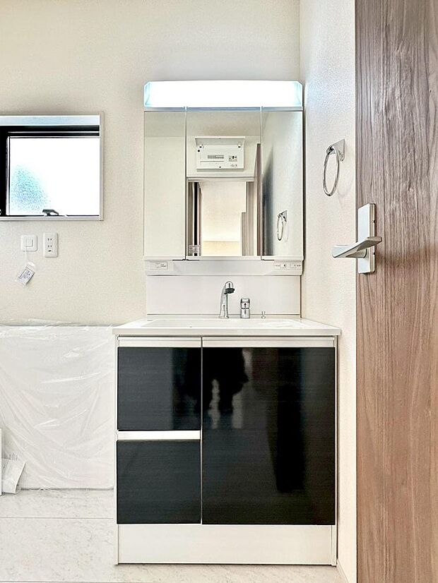 大きく見やすい三面鏡で清潔感ある洗面台は、身だしなみチェックや肌のお手入れにおすすめです。