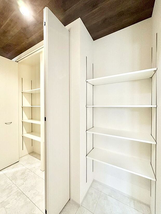 廊下収納。掃除道具や季節の小物を収納することができます。