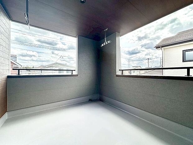 インナーバルコニーなので雨でも洗濯物を干す事が出来て、風通しがあるので乾きが良く、物干しスペースとして重宝します。