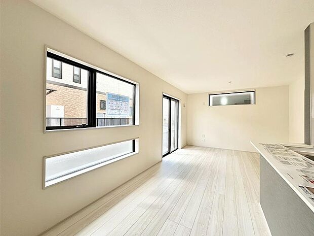 明るい陽光が注ぎ、寛ぎの雰囲気に満たされるダイニング。