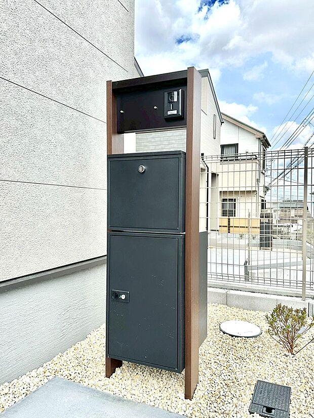 シンプルデザインのポスト。