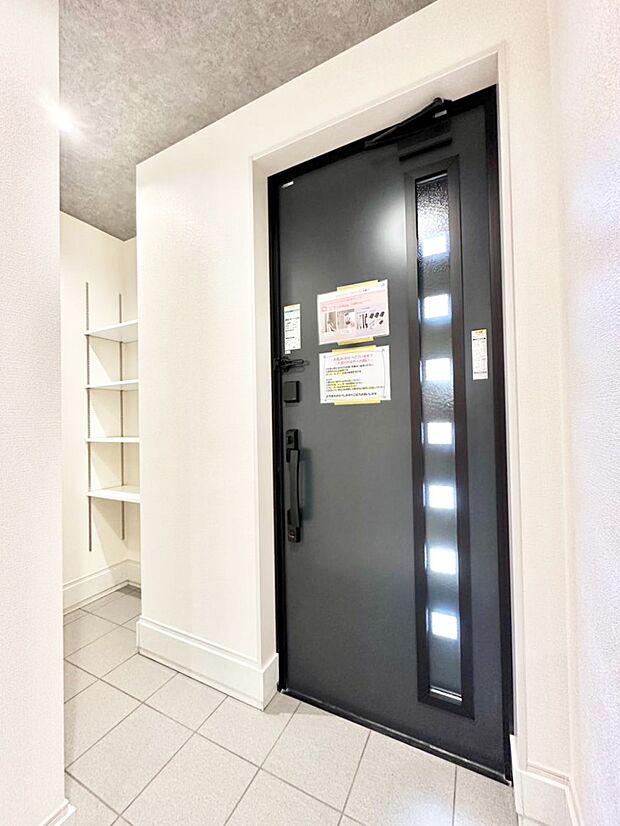 明るい玄関はお客様をお出迎えするのにぴったりです！ 