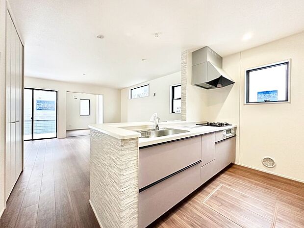 料理をしながらでもご家族との会話を楽しめる対面キッチン