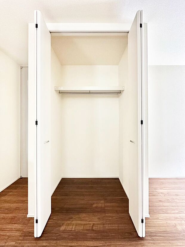 リビング収納。ここに収納があると物が集まるLDKがスッキリ片付きそうですね。  