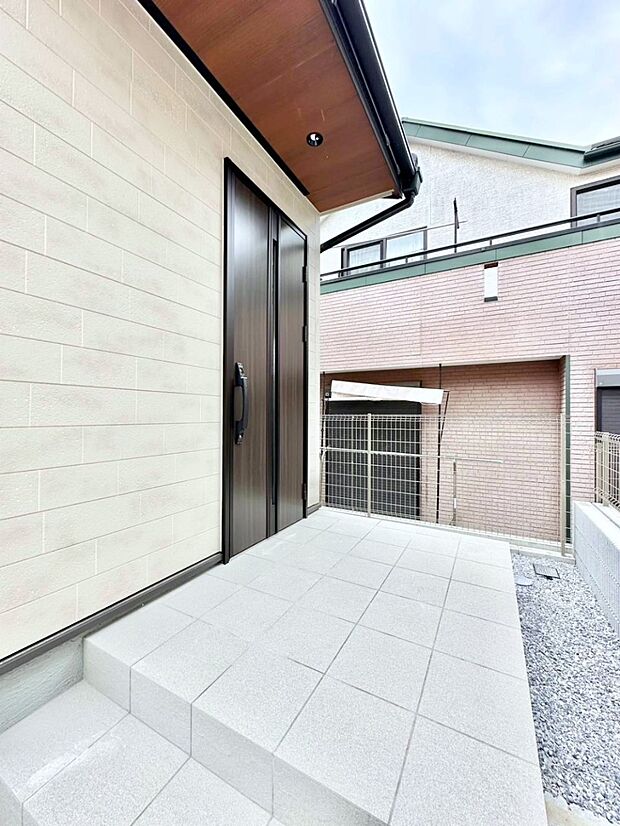 大切な家族、来客を出迎える玄関。