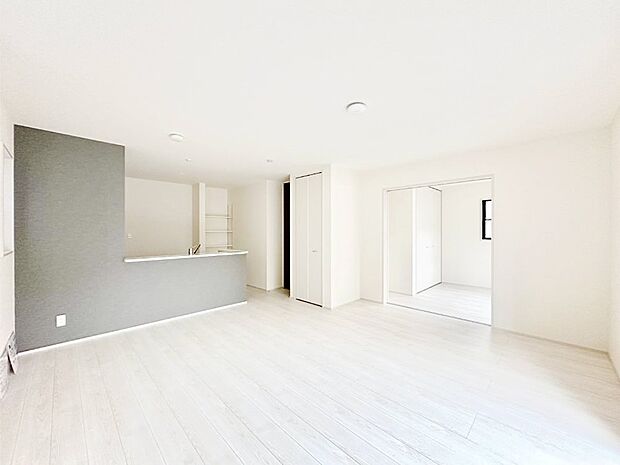 大きな窓からたっぷりの陽光と風を感じられるリビング　