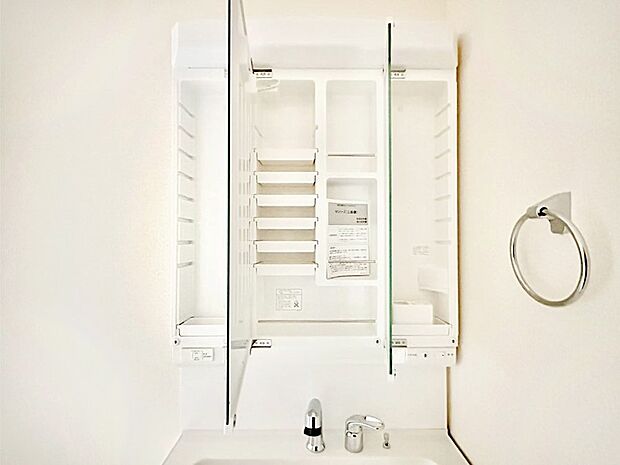 三面鏡の裏に、化粧品や衛生用品などを収納可能。洗面台をすっきりと保ちます！