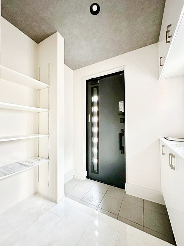 ガラススリットの入った玄関ドアが室内に光を届けてくれます