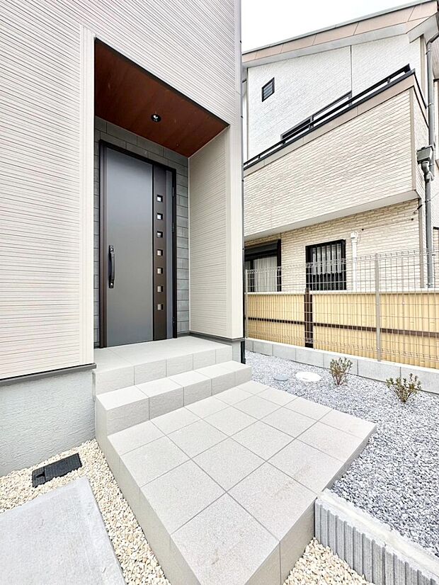 大切な家族、来客を出迎える玄関。