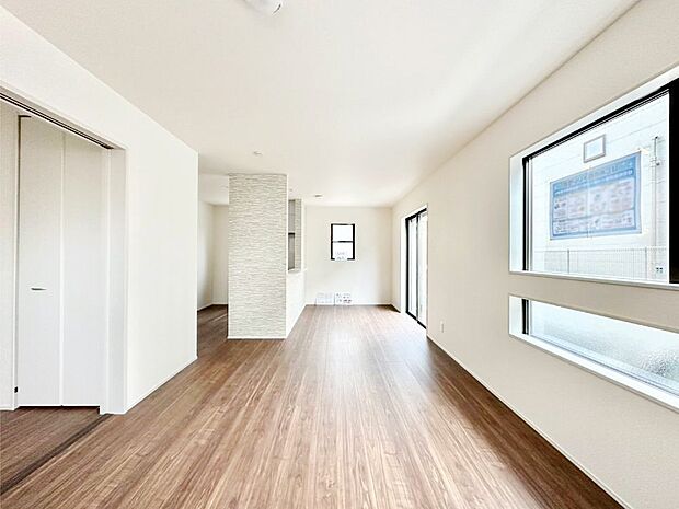 明るい陽光が注ぎ、寛ぎの雰囲気に満たされるリビング・ダイニング。