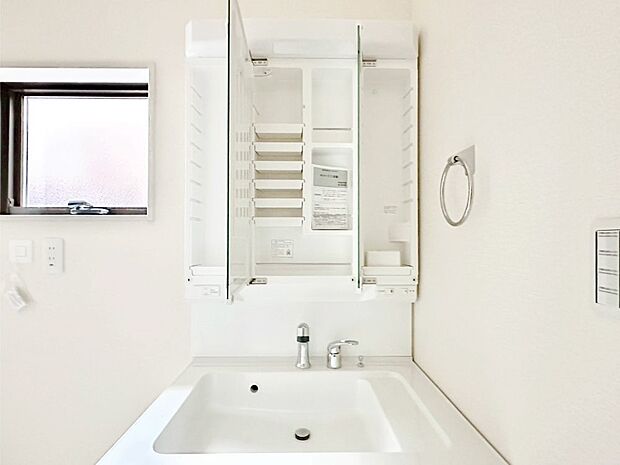 三面鏡の裏に、化粧品や衛生用品などを収納可能。洗面台をすっきりと保ちます!