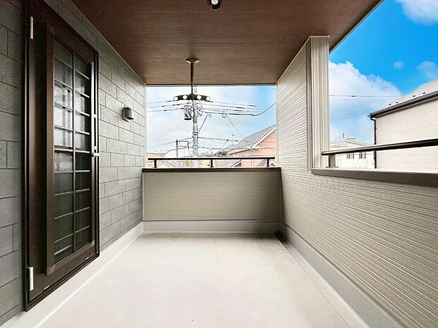 インナーバルコニーなので雨でも洗濯物を干す事が出来て、風通しがあるので乾きが良く、物干しスペースとして重宝します。